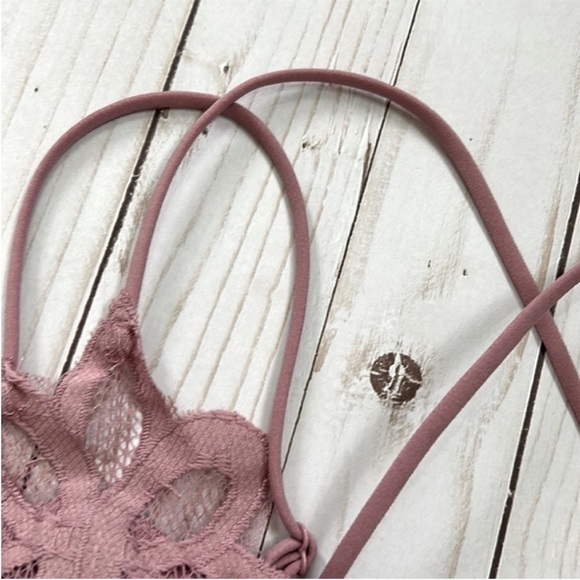 Floral Padded Lace Brawlette in Rose Color - Picture 3 of 10